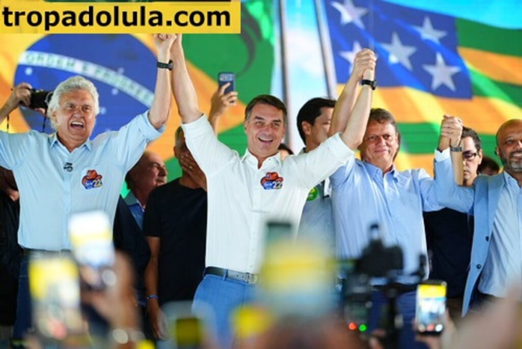 Tropa do Lula Apoiadores de Flávio Bolsonaro mostrando sua força nas ruas