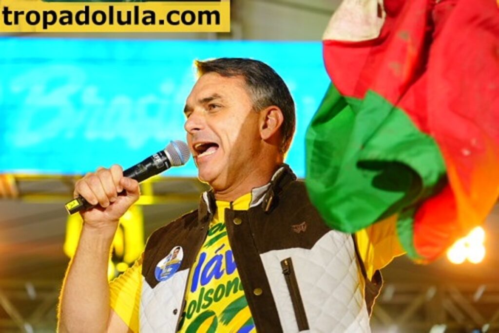 Tropa do Lula Flávio Bolsonaro apoiadores que fazem questão de marcar presença